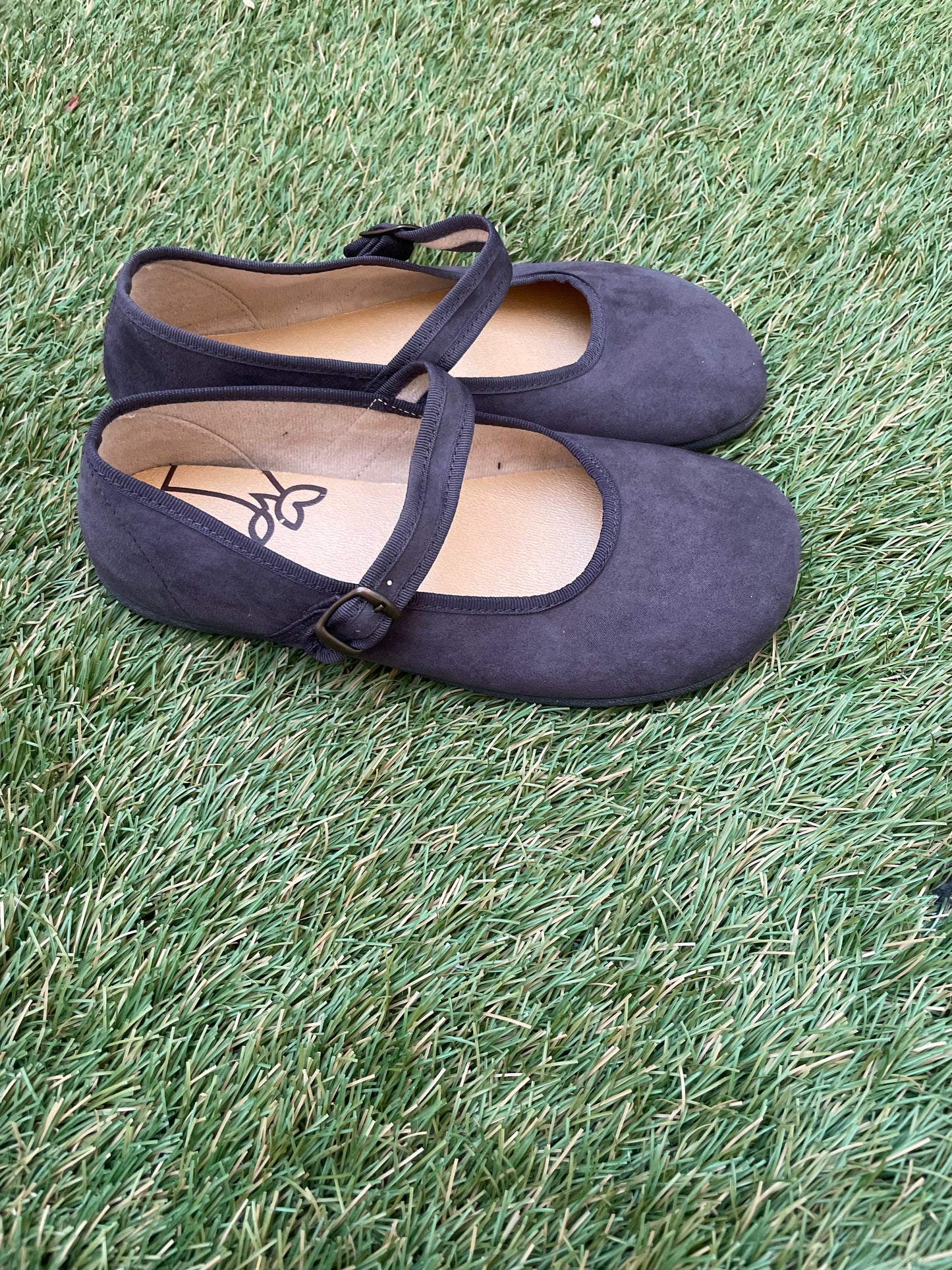 Merceditas Barefoot Gris – Estilo Sutil y Comodidad Natural
